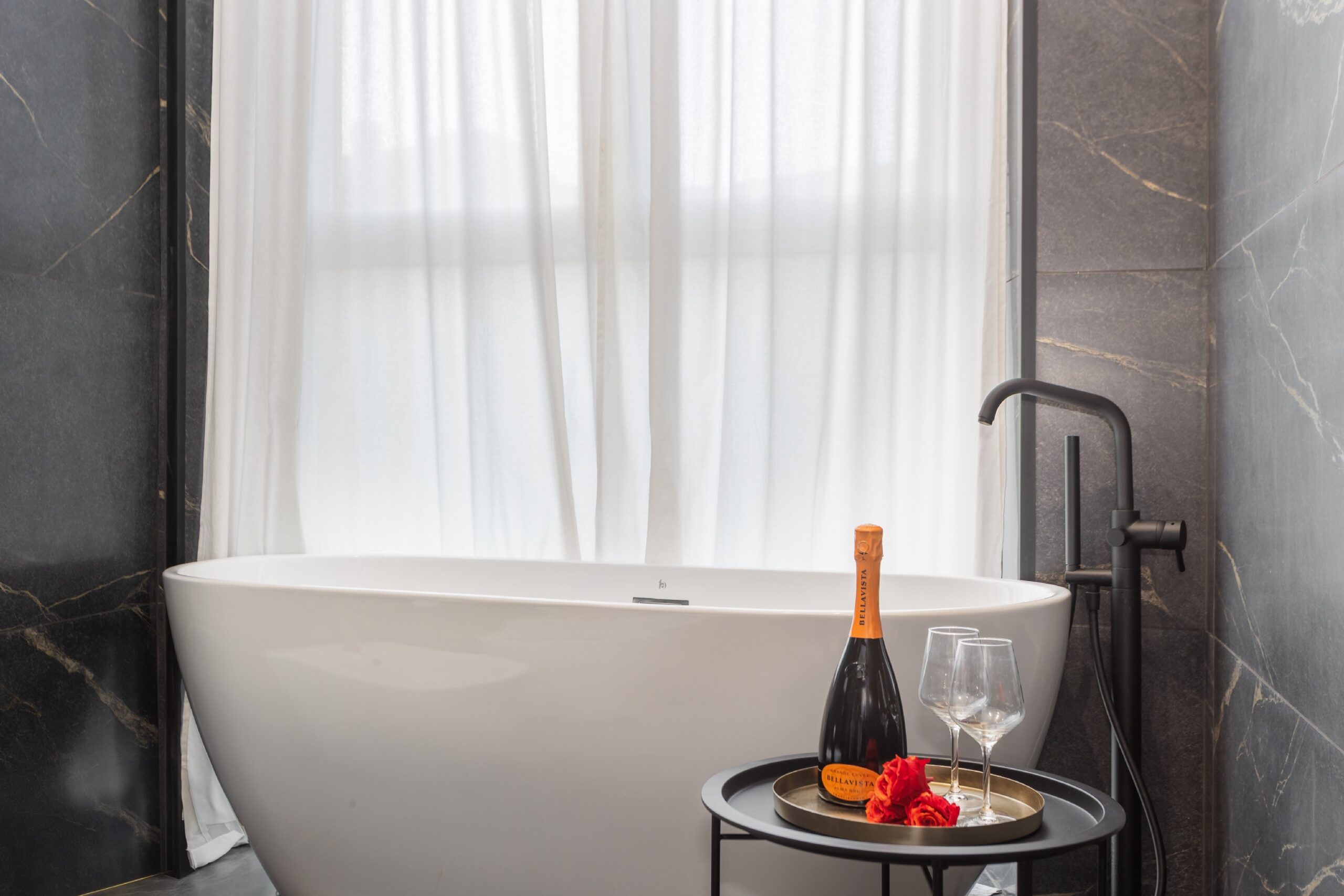 Bagno con vasca di New Elegance Suites